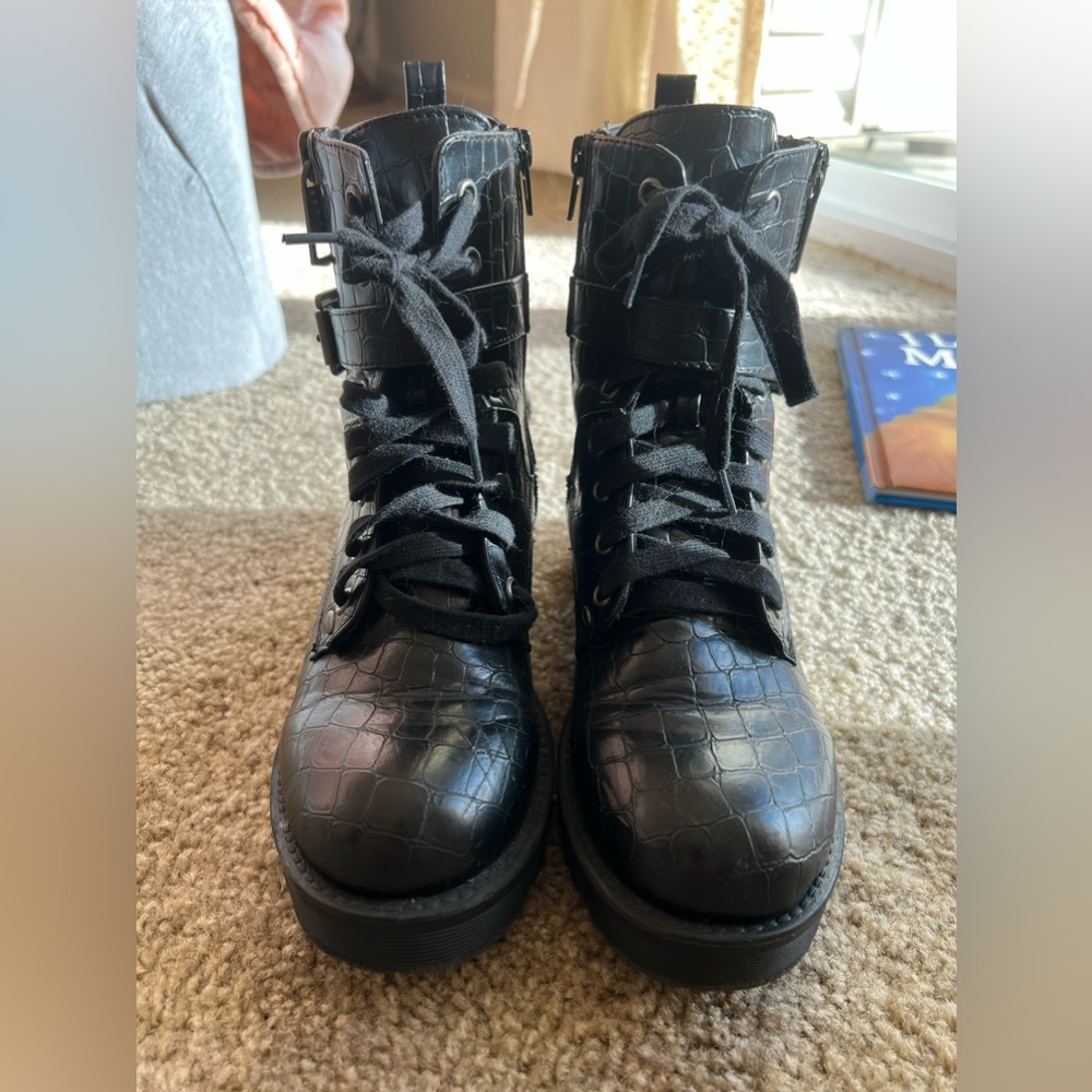 Black size 7 combat boot